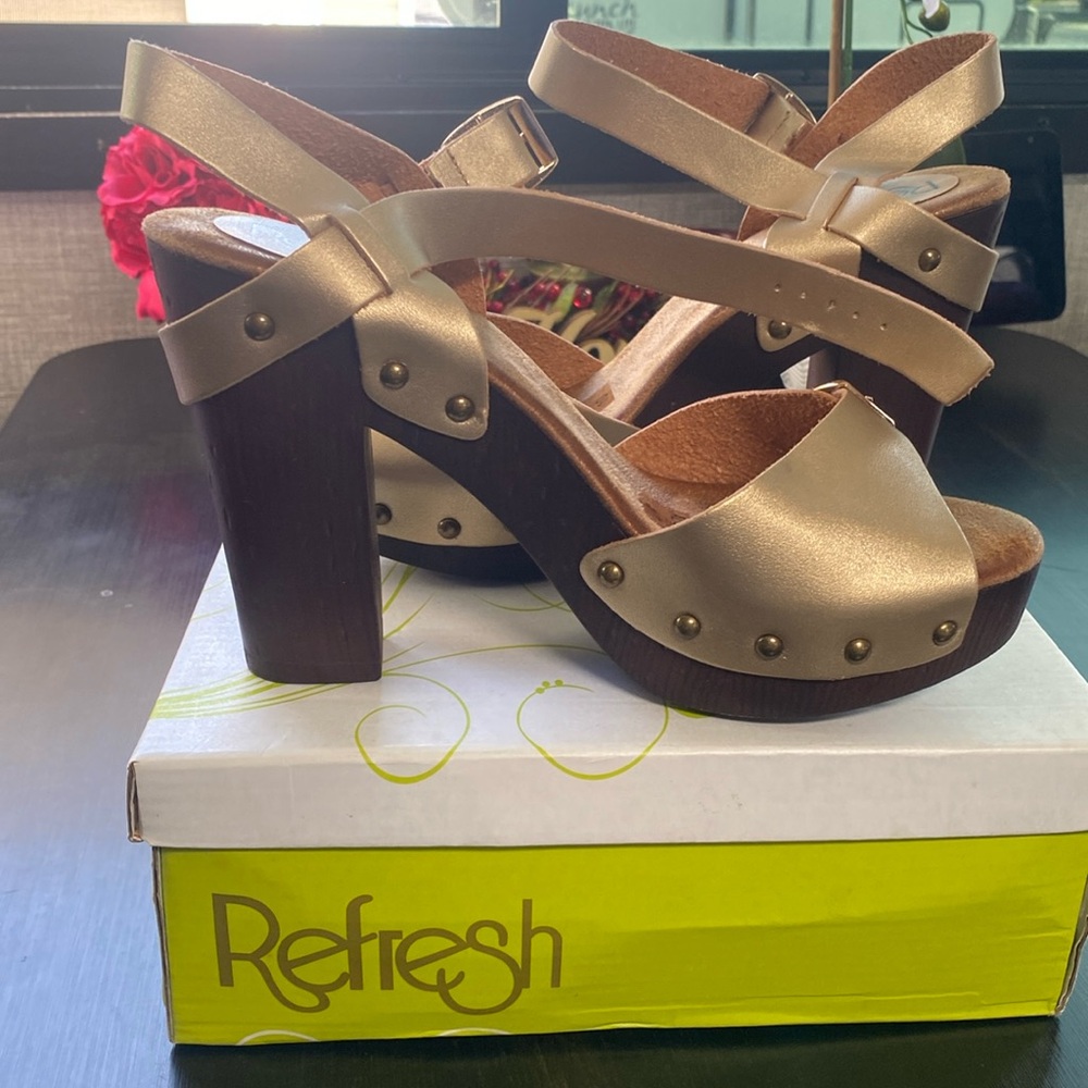 This beautiful Champagne and Brown high heel open toes shoes
